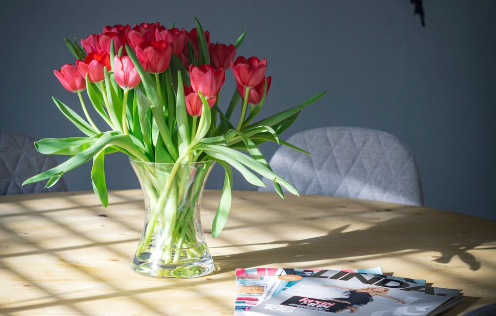 Обои для рабочего стола Розовые тюльпаны в вазе на столе, by Sven Brandsma