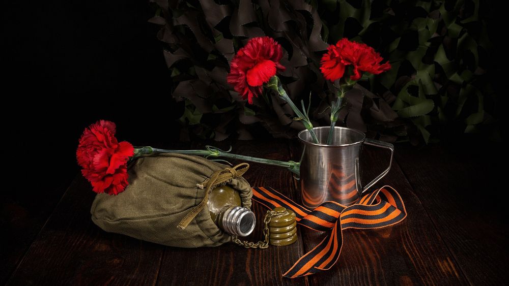 Обои для рабочего стола Гвоздики, Георгиевская лента и фляга на черном фоне К Дню Победы, фотограф Вера Калинкина