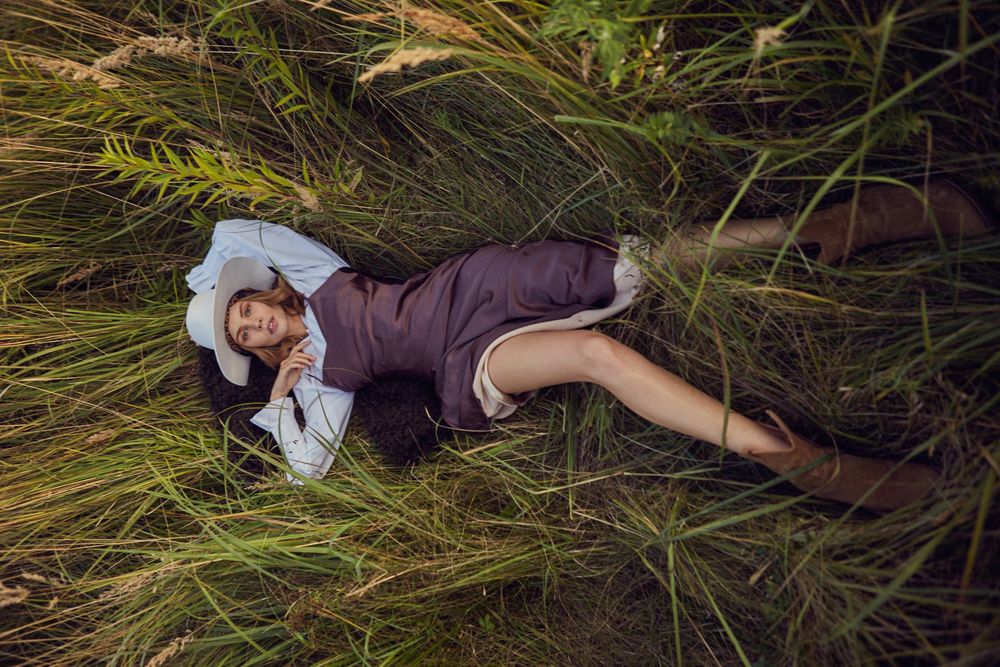 Обои для рабочего стола Модель Анастасия Щеглова лежит на траве, фотограф Sophie Neemaign
