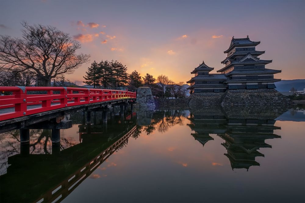 Обои для рабочего стола Matsumoto castle / Замок Мацумото / Замок Ворона с красным мостом, отражающийся в воде, префектура Нагано, Япония / Japan