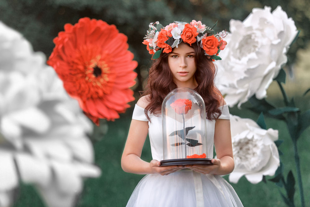 Обои для рабочего стола Девушка в венке держит в руках розу под стеклянным колпаком, by Renat Fotov
