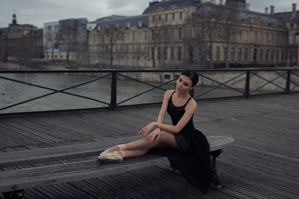 Обои на рабочий стол Девушка балерина позирует в Париже фотограф