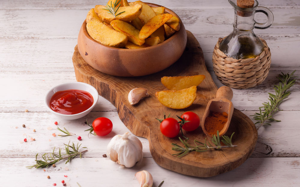 Обои для рабочего стола Доска с миской фри, томатами и соусами