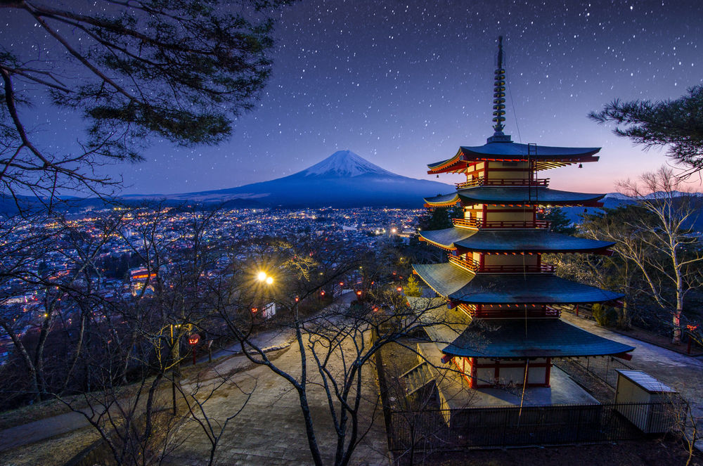 Обои для рабочего стола Пагода Senco-ji с видом на Токио / Tokyo на фоне горы Фудзияма / Fuji, Япония / Japan