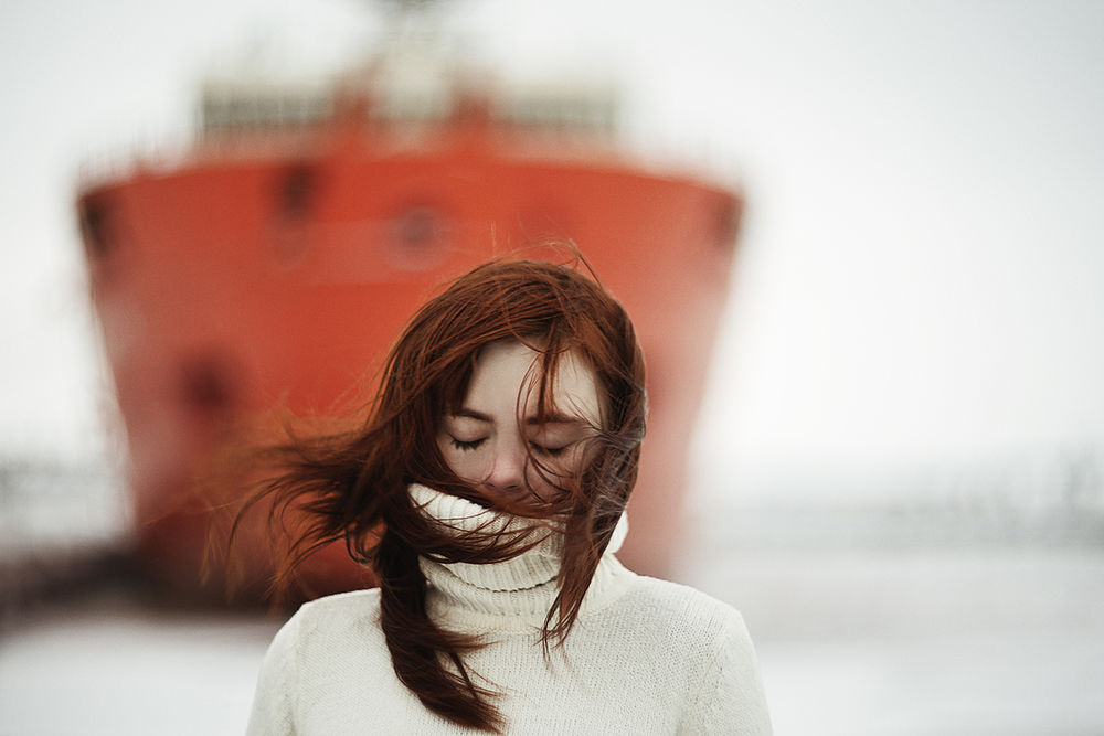 Обои для рабочего стола Девушка с растрепанными волосами на фоне корабля, фотограф Alexandra Bochkareva
