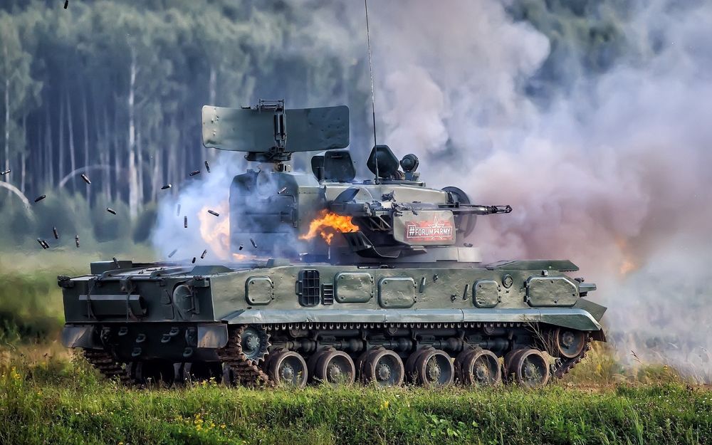 Обои для рабочего стола ЗРПК 2с6м Тунгуска во время динамического показа вооружения и военной техники Армия- 2018