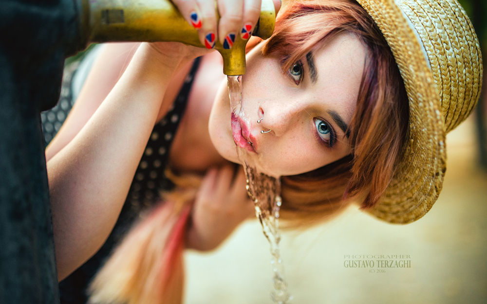 Обои для рабочего стола Девушка Paula M в шляпе пьет воду из под крана, фотограф Gustavo Terzaghi