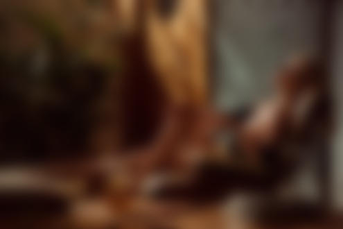 Обои на рабочий стол Модель Дарья Литвин с бокалом в руке позирует на кресле, положив ножку на пуфик, фотограф Hannes Walendy