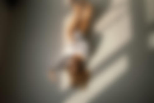 Обои на рабочий стол Девушка лежит на полу. Фотограф Густарев Максим