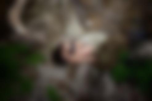 Обои на рабочий стол Девушка в нижнем белье лежит на камнях, вид сверху, фотограф Денис Ланкин