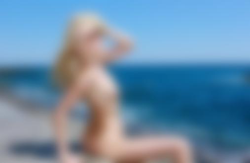 Обои на рабочий стол Обнаженная украинская эротическая фотомодель Liza B (Елизавета Воронина) позирует на набережной