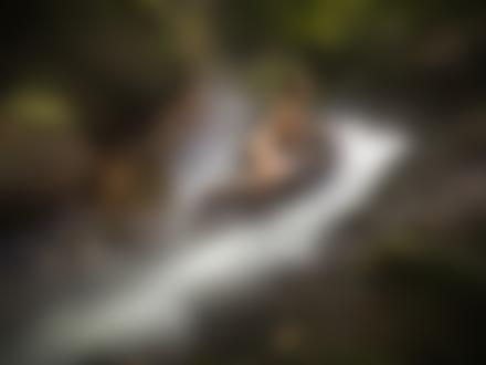 Обои на рабочий стол Обнаженная девушка сидит у водопада. Фотограф Illuzorika