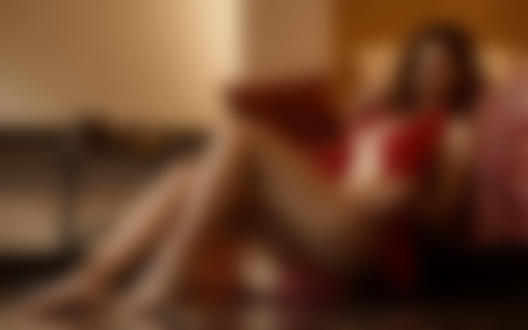 Обои для рабочего стола Модель Jiwa Raga позирует на полу, фотограф Cologne Boudoir