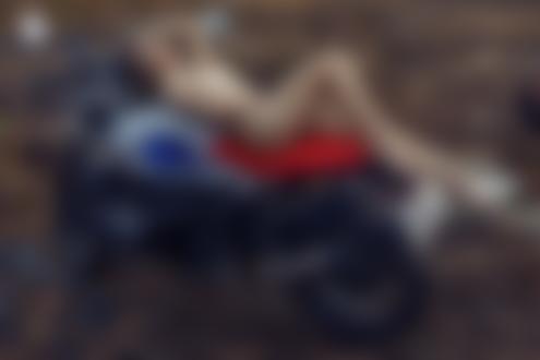 Обои для рабочего стола Обнаженная девушка позирует на мотоцикле, фотограф nguyenkhoa