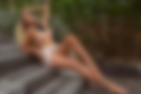 Обои на рабочий стол Девушка сидит на ступеньках, фотограф Artem Ishchenko