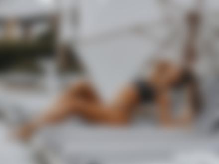 Обои для рабочего стола Девушка Erin Willerton сидит под зонтиком