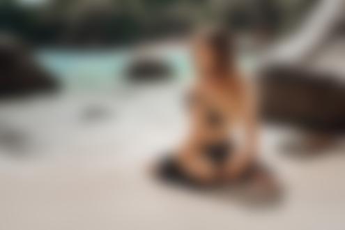 Обои на рабочий стол Модель Katia Skrobot в купальнике сидит у моря