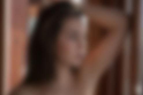 Обои на рабочий стол Модель Sophie Limma стоит у окна