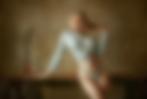 Обои на рабочий стол Девушка в рубашке и трусиках стоит у стола, фотограф Альберт Лесной