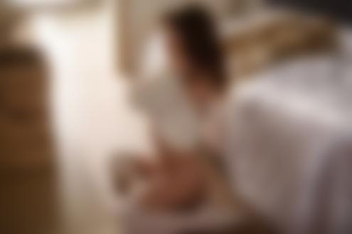 Обои на рабочий стол Девушка в белой рубашке сидит на полу, by Sacha Leyendecker