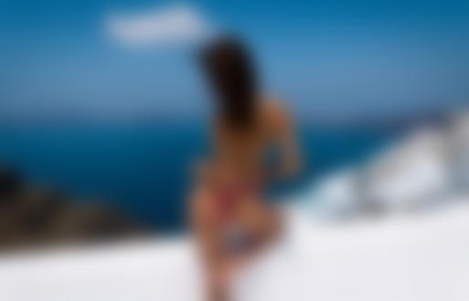 Обои на рабочий стол Модель: Кристина Макарова / Kristina Makarova стоит на фоне моря. Фотограф Владимир Николаев / Vladimir Nikolaev