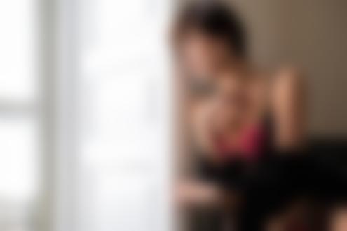 Обои для рабочего стола Модель Giorgia Soleri стоит у двери, фотограф Antonio Girlando