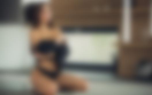 Обои для рабочего стола Модель Gloria Sol позирует на полу