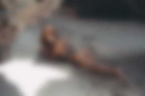 Обои для рабочего стола Модель Катя в купальнике лежит на песке. Фотограф Бурдов Александр
