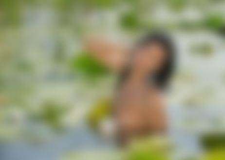 Обои на рабочий стол Обнаженная фотомодель Инна Микитась в воде в окружении лилий