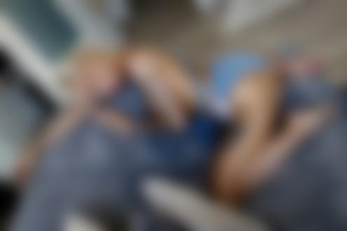 Обои для рабочего стола Полуобнаженная блондинка с тату стоит на коленях на диване в комнате