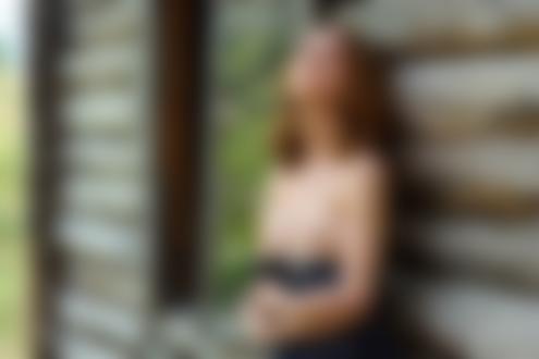 Обои для рабочего стола Модель Елизавета стоит у стены дома. Фотограф Давыдов Юрий