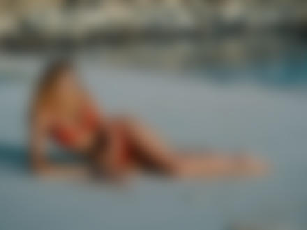 Обои для рабочего стола Девушка - блондинка в красном купальнике лежит на песке, фотограф Alexandr Burdov
