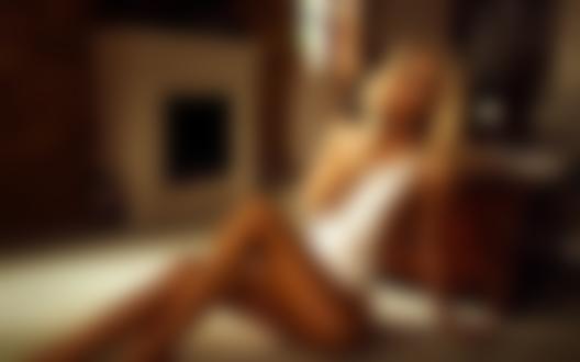 Обои на рабочий стол Блондинка - модель Sissy сидит на полу, фотограф Miro Hofmann