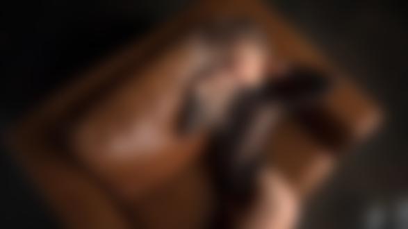 Обои для рабочего стола Модель Анна Царалунга позирует на диване, фотограф Yuriy Lyamin
