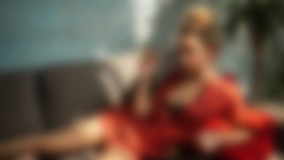 Обои для рабочего стола Модель Ксения Кокорева с сигаретой в руке позирует на диване, фотограф Юрий Лямин