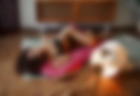 Обои на рабочий стол Девушка в нижнем белье лежит на полу
