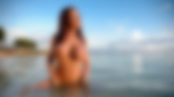 Обои на рабочий стол Модель Bianca Beauchamp / Бьянка Бошан сидит в море недалеко от берега