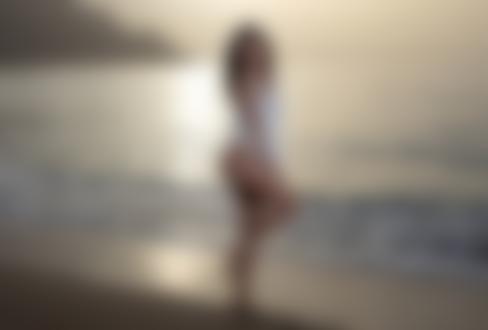 Обои на рабочий стол Модель Anastasia Martzipanova / Анастасия Марципанова стоит у моря, фотограф Filippo Sano