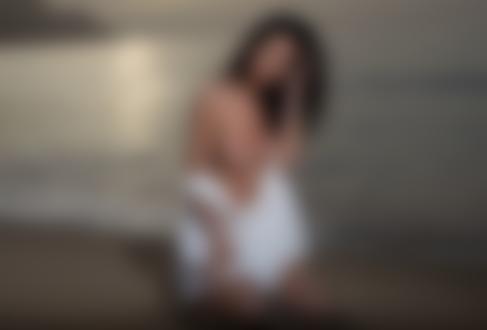 Обои на рабочий стол Модель Anastasia Martzipanova / Анастасия Марципанова сидит у моря, фотограф Filippo Sano