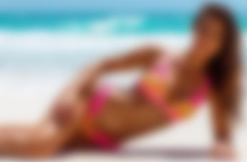 Обои на рабочий стол Модель Stephanie Rayner в купальнике лежит на фоне моря
