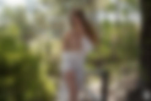 Обои на рабочий стол Модель Юлия Зубова стоит на фоне деревьев. Фотограф Cassandra Keyes