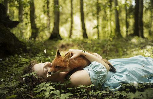 Обои на рабочий стол Девушка лежит на земле с лисой, фотограф Alexandra Bochkareva