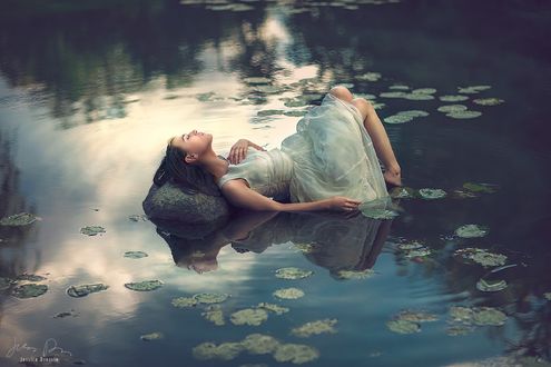 Обои на рабочий стол Девушка в платье лежит на камне в окружении воды, by Jessica Drossin