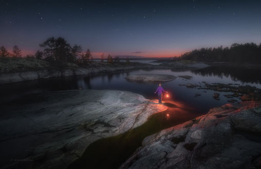 Обои на рабочий стол Девушка. с фонарем стоит у воды, Ладога. фотограф Alexandr Kukrinov
