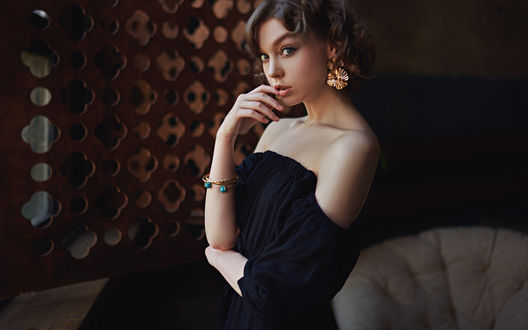Обои на рабочий стол Модель Olya Pushkina / Оля Пушкина держит руку у лица. Фотограф Sergey Fat