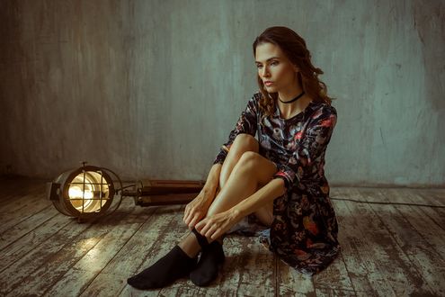Обои на рабочий стол Девушка Ника сидит на полу. Фотограф Денис Котов