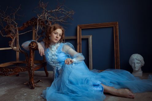Обои на рабочий стол Девушка Настя в голубом платье сидит на полу у кресла. Фотограф Денис Котов