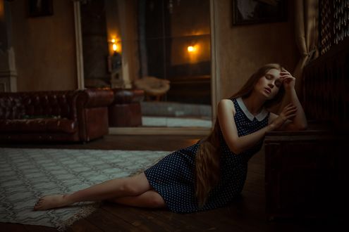 Обои на рабочий стол Девушка Ольга с длинными волосами сидит на полу. Фотограф Денис Котов