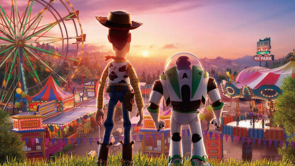Обои на рабочий стол Персонажи мультика История игрушек 4 / Toy story 4 Бас Светик / Buzz Lightyer, Вуди / Woody смотрят на парк развлечений