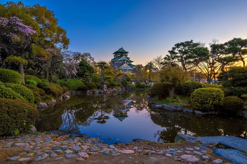 Обои на рабочий стол Красивый водоем и парк возле Osaka Castle / Замок Осака, Osaka / Осака, Japan / Япония